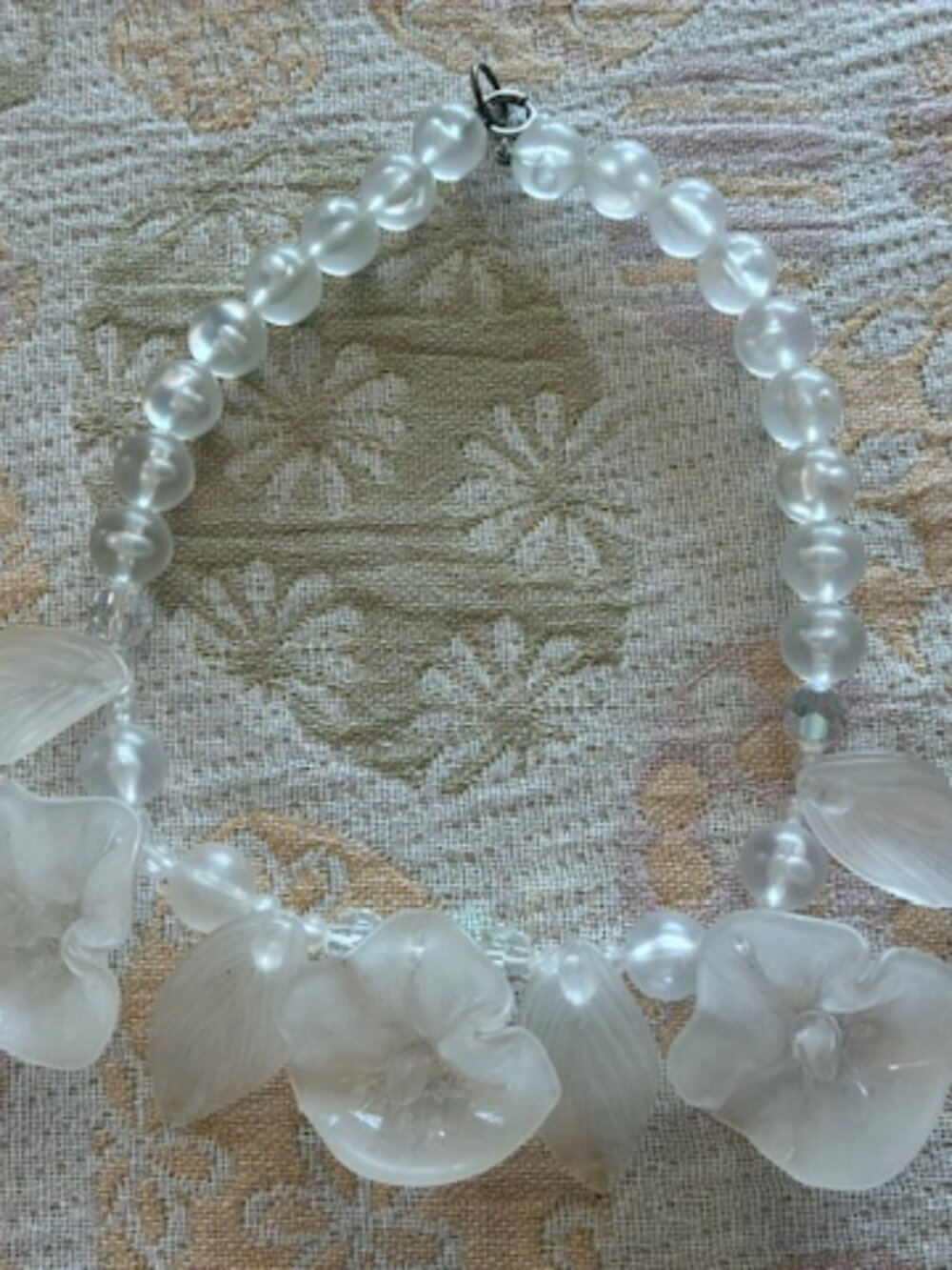Vintage FROSTED & FACETED Lucite 3-D FLOWER, LEAF & BEAD NECKLACE * Unusual